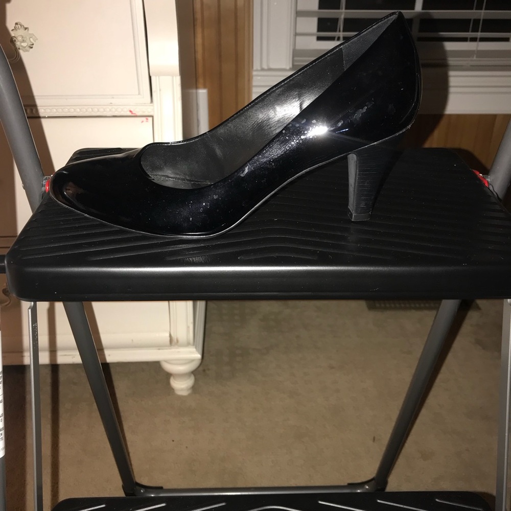 Black pumps